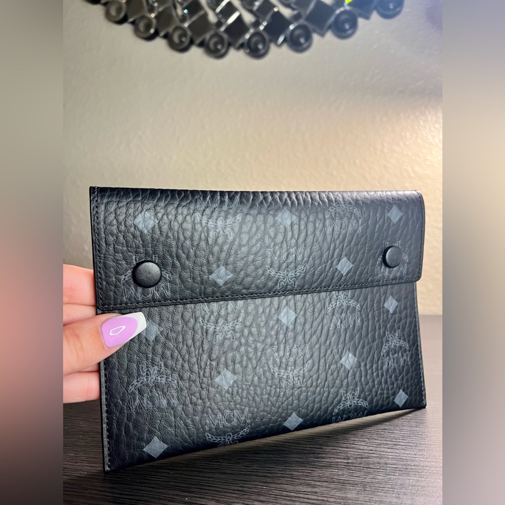 MCM BLACK VISETOS MEDIUM POUCH • BRAND NEW